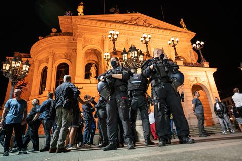 Polizisten und Medienvertreter stehen im Juli 2020 vor der Alten Oper, nachdem Feiernde den Platz verlassen mussten. Foto: dpa