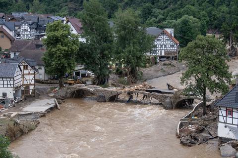 Die Brücke in dem Dorf im Kreis Ahrweiler ist nach dem Unwetter mit Hochwasser unpassierbar geworden. Foto: dpa