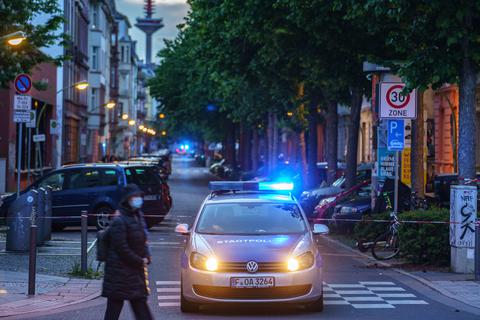 Die Polizei sperrt Straßen ab, nachdem im dicht besiedelten Frankfurter Nordend bei Baggerarbeiten eine Weltkriegsbombe entdeckt worden war. Foto: dpa