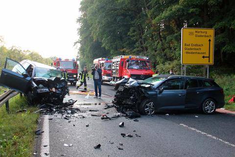 Fünf Schwerverletzte sind die Bilanz eines Unfalls, der sich am Montagmorgen auf der B255 zwischen Bischoffen und Gladenbach ereignet hat. Foto: Sascha Valentin 