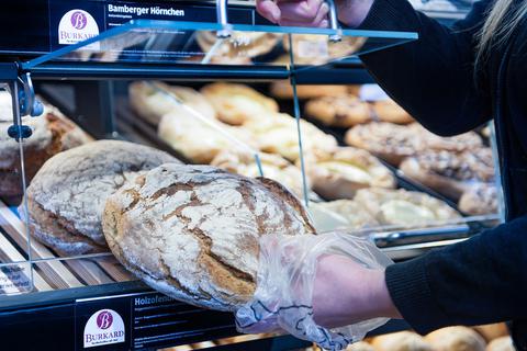 Seit Mitte 2019 bietet Aldi Süd Brote regionaler Bäckereien in seinen Backstationen an. In der Corona-Krise hat sich die Zahl der kooperierenden Bäcker erhöht. Foto: Aldi Süd