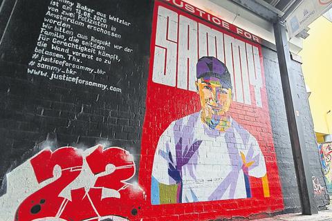 Ein Graffito erinnert an einer Außenwand des Wetzlarer Freibades an Sammy Baker, der im August 2020 in Amsterdam von zwei Polizisten erschossen worden ist.  Archivfoto: Pascal Reeber 