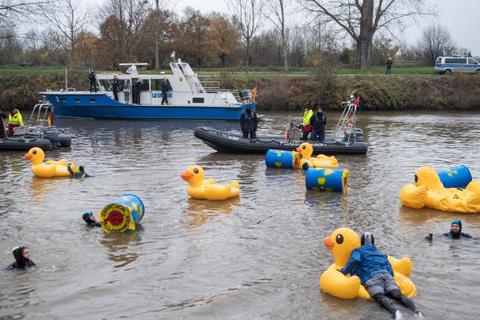 Mit ihrer Protestaktion konnten die Umweltaktivisten den Castor-Transport auf dem Neckar nur kurzzeitig verzögern. Foto: dpa  Foto: dpa