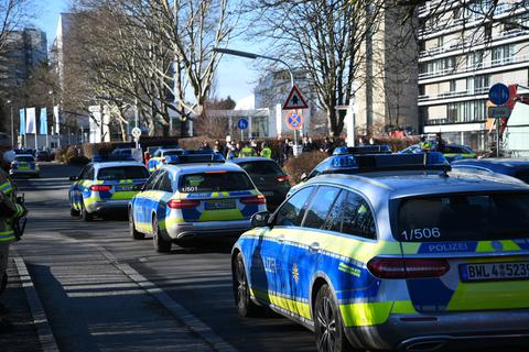 Polizeifahrzeuge am Gelände der Heidelberger Universität.  Foto: dpa