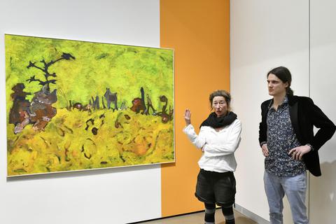 Die Künstler Ana Laibach und Amadeus Certa präsentieren ihre Ausstellung unter dem Titel „Wenn Tiger schießen lernen“. Foto: Gerold