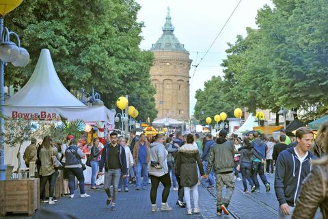 Gefeiert wird in Mannheim trotzdem, wie hier beim Straßenfest mit dem historischen Wasserturm im Hintergrund. Archivfoto: Gerold  Foto: 