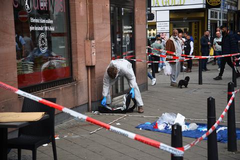 Die Spurensicherung arbeitet am Tatort in Mannheim. Hier wurde der 47-Jährige vor seinem Tod im Krankenhaus von der Polizei kontrolliert. Foto: dpa