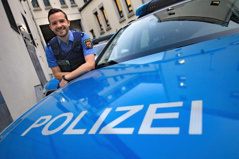 In Corona-Zeiten kommen noch zusätzliche Aufgaben auf den Polizisten Andreas Bengel zu, wie die Kontrollen, ob Sicherheitsabstände eingehalten werden. Foto: hbz/Michael Bahr
