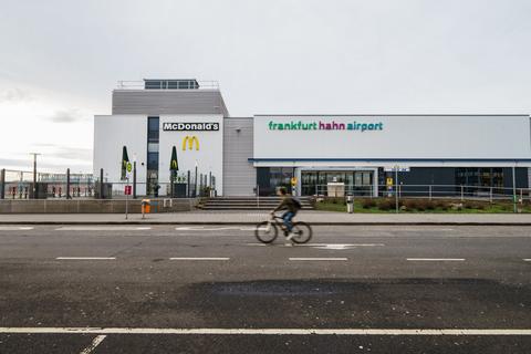 Ein Radfahrer fährt am Terminal des „Frankfurt Hahn Airport“ vorbei.