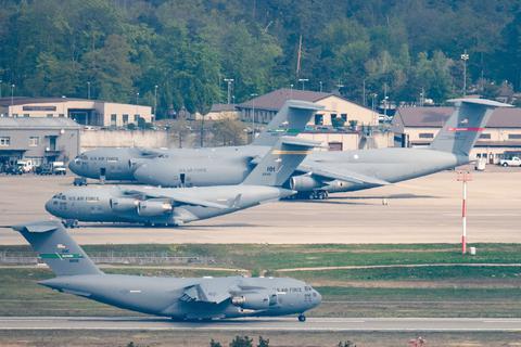 Eine Maschine der United States Air Force rollt auf der US-Air-Base Ramstein zum Start.