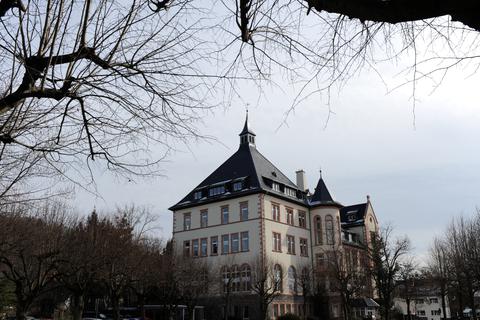 Blick aus einer Parkanlage auf das Rathaus von Bensheim, vormals ein Bischöfliches Konvikt. In dem früheren Jungen-Internat des Bistums Mainz wurden Schüler sexuell missbraucht und misshandelt.