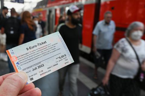 Das 9-Euro-Ticket wurde stark nachgefragt, doch die finanziellen Auswirkungen für die Nahverkehrsbetreiber stehen drei Wochen vor dem Ende der Aktion noch nicht fest. Foto: dpa