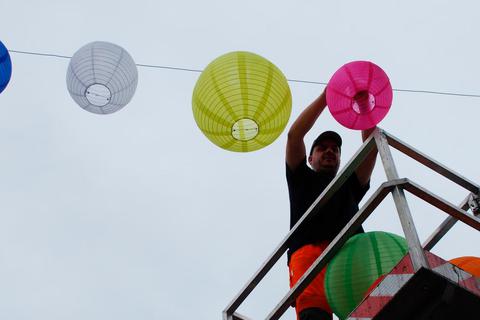 Sie sollen über den Köpfen der Besucher für Urlaubsstimmung sorgen: Die Lampions wurden am Donnerstag aufgehängt.  Foto: Kempf 