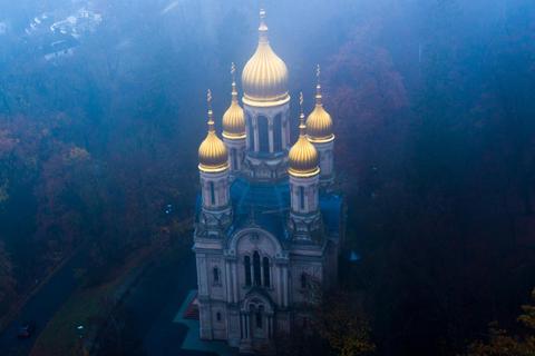 Russische Kapelle  im (bläulichen) Nebel 
