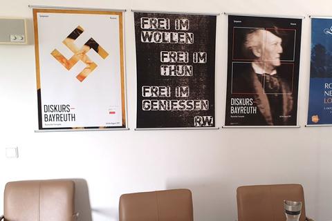 Der "Hakenkreuz-Skandal": Die Plakatentwürfe unter denen Jossifov im Dienstzimmer des Geschäftsführenden Direktors des Theaters sitzen musste. Foto: Privat