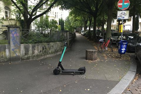 Kreuz und quer "parken" E-Scooter in ganz Wiesbaden. Foto: AZ