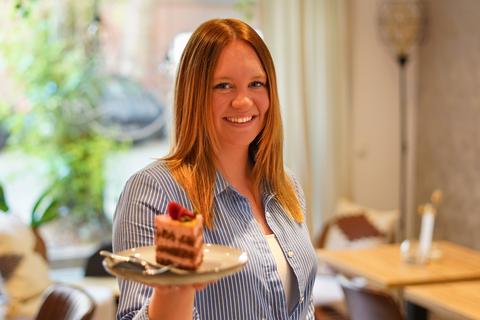 Lust auf etwas Süßes? Marie-Louise Zimmermann ist Meisterkonditorin und serviert in ihrem „Café Milou“ in der Nettelbeckstraße eigene Kreationen.              Foto: Johannes Lay