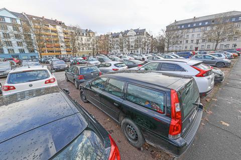 2021 gab es so viele Autos wie noch nie in Wiesbaden. Auf dem Elsässer Platz stehen einige von ihnen.