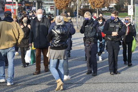 Silke K. und Chris Hempel von der Stadtpolizei kontrollieren die Einhaltung der Maskenpflicht auf dem Hauptbahnhof-Vorplatz und den Stadtbussen Foto: René Vigneron
