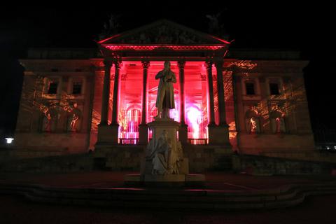 Die Lichtinstallation am Staatstheater taucht das Gebäude phasenweise in knalliges Rot. Foto: De-Da-Productions