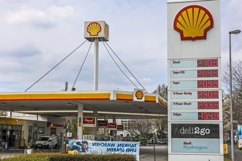 Bei den derzeitigen Spritpreisen wie hier an der Shell-Tankstelle in Nordenstadt macht das Tanken keinen Spaß.