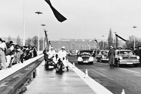 Eröffnung der Schiersteiner Brücke am 13. Dezember 1962: Konvoi der prominenten Eröffnungsgäste.