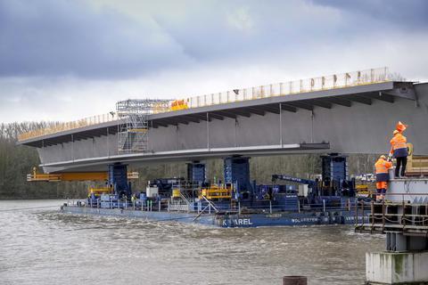 Dieser Koloss wiegt 2050 Tonnen. Damit man dieses Brückenteil „einschwimmen“ kann, mussten die Spezialisten auf Hochwasser warten.  Foto: Lukas Görlach