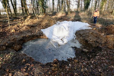 Der Krater nach der Sprengung einer 250 Kilogramm schwere Weltkriegsbombe in Wiesbaden-Medenbach. Foto: Sascha Kopp
