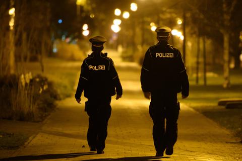 Polizisten auf nächtlicher Streife. In manchen deutschen Städten ist eine nächtliche Ausgangssperre wegen der Corona-Pandemie verhängt worden. Symbolfoto: dpa
