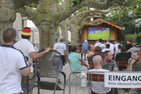 In Wormser Biergärten und Kneipen haben sich viele Fußballfans eingefunden und miterlebt, wie Frankreich gegen Deutschland gewann, ohne selbst ein Tor zu schießen. Foto: Andreas Stumpf / pakalski-press