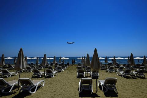Ein europaweit gültiges Zertifikat könnte den Sommerurlaub innerhalb der EU in diesem Jahr erleichtern.  Foto: dpa/AP/Petros Karadjias