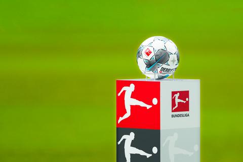 Fußball obenauf: Bevor in anderen Sportarten mögliche Lockerungen in der Corona-Krise greifen, rollt in der Bundesliga bereits der Ball. Foto: dpa 