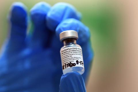 Eine Ampulle mit dem Corona-Impfstoff von Pfizer/Biontech. Symbolfoto: dpa