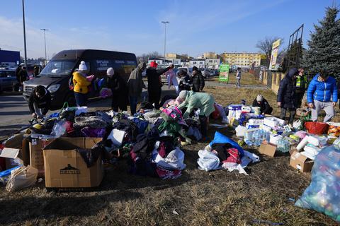 In der polnischen Grenzstadt Przemysl wird Hilfe für ukrainische Geflüchtete vorbereitet. In Polen sind nach Regierungsangaben seit Beginn der russischen Invasion in die Ukraine 100.000 Flüchtlinge aus dem Nachbarland angekommen.  Foto: Petr David Josek/AP/dpa