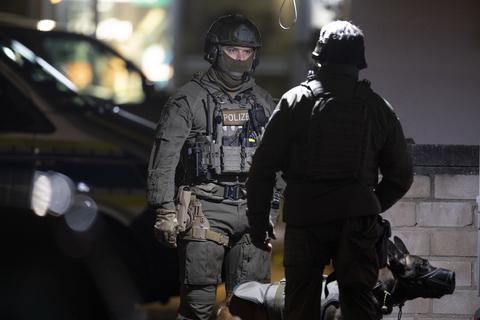 Einsatz in der Nacht. Polizisten an einem der Tatorte in Hanau.  Foto: dpa