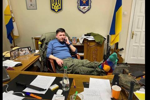 Vitalyi Kim in seinem Büro. Von hier aus berichtet er über den Krieg in seiner Region.  Foto: Telegram/Vitalyi Kim