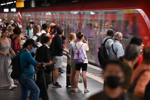 Die U-Bahn-Station des Frankfurter Hauptbahnhofs. Überfüllte Züge und Verspätungen waren die Folgen des 9-Euro-Tickets, trotzdem wünschen sich viele Fahrgäste auch nach Ende des 9-Euro-Tickets ein günstiges Angebot. Foto: dpa