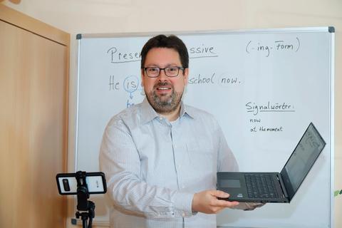 Stephen Tepperis, Inhaber von Pupils Help, nutzt Videochats, um Lehrer und Schüler miteinander zu verbinden.  Foto: Andreas Kelm 