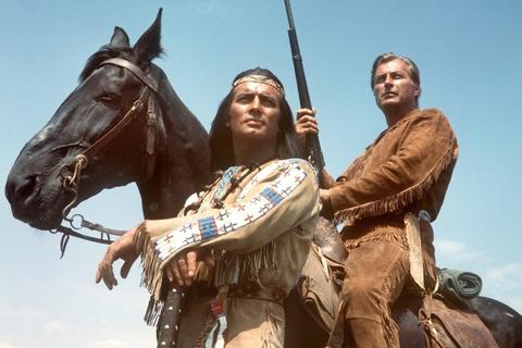 Der kürzlich gestorbene Pierre Brice in seiner Paraderolle als apachen-Häuptling Winnetou (im Bild mit Lex Barker als Old Shatterhand). Archivbild: dpa