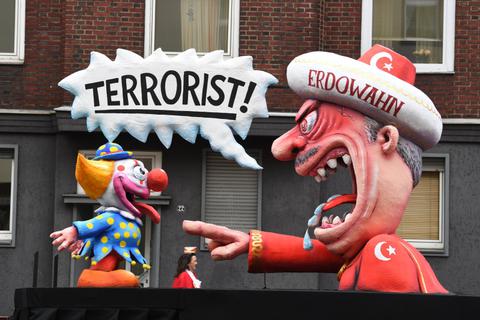 Beliebtes Wagenmotiv bei den diesjährigen Fastnachtsumzügen: Kritik an Erdogan. Foto: dpa