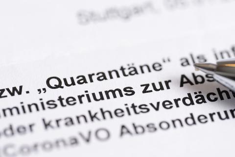 Das Wort "Quarantäne" steht auf einer amtlichen Absonderungsbescheinigung für mit Corona infizierte Personen.  Foto: Bernd Weißbrod/dpa