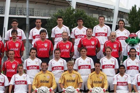 Beim ersten Mainz 05-Bundesligaspiel am 8. August 2004 waren Philipp Lahm (heute FC Bayern, vordere Reihe links) und Horst Heldt (noch Schalke 04-Manager, vordere Reihe, 2.v.re.) noch Teamkameraden beim Gegner VfB Stuttgart. Archivfoto: imago/ExSpo