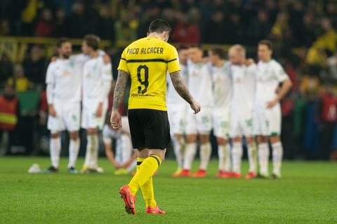 Dortmunds Pablo Alcacer nach dem verschossenen Elfmeter gegen Werder Bremen. Foto: dpa