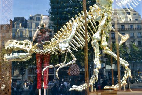 Netter Gag im Louis-Vuitton-Schaufenster: Ein Dinoskelett. Foto: Kossiwakis