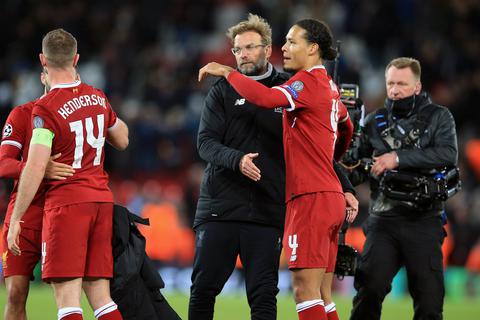 Jürgen Klopp (Mitte), Trainer des FC Liverpool, jubelt nach dem Spiel mit Virgil van Dijk. Foto: Peter dpa