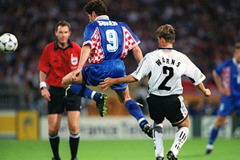 Im WM-Viertelfinale 1998 bekommt Christian Wörns den kroatischen Stürmer Davor Suker nicht in den Griff. In der 40. Minute geht Wörns schließlich mit Rot vom Platz. Archivfoto: dpa