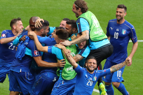 Italienischer Jubel nach dem Tor zum 2:0 gegen Spanien. Foto: dpa