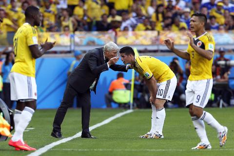 Trainer José Pekerman (Mitte) trifft derzeit den richtigen Taktik-Ton der Kolumbianer. Foto: dpa