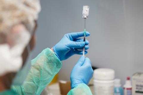 Eine Corona-Impfung wird verabreicht. Foto: dpa