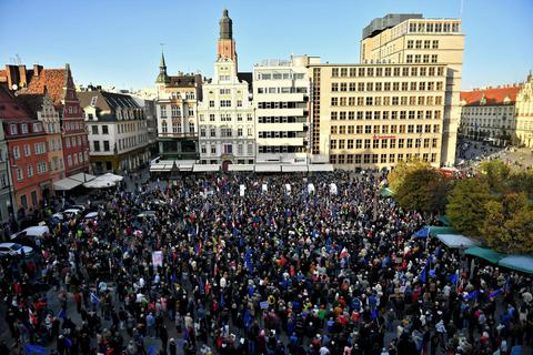 Menschen nehmen an einem Protest gegen das Urteil des Verfassungsgerichts in Warschau teil.  Foto: dpa